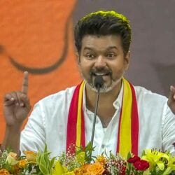 <p>&nbsp;విల్లుపురం: విల్లుపురం జిల్లా విక్రావండిలో జరిగిన తొలి రాజకీయ సదస్సులో నటుడు, తమిళగ వెట్రి కళగం వ్యవస్థాపకుడు విజయ్ ప్రసంగం</p>