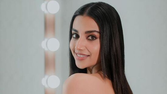 మీనాక్షి చౌదరి టాలీవుడ్ ఆడియెన్స్కు డబుల్ ట్రీట్ ఇవ్వబోతున్నది. ఆమె హీరోయిన్గా నటించిన రెండు తెలుగు సినిమాలు ఒకే రోజు ప్రేక్షకుల ముందుకు రానున్నాయి. మీనాక్షి చౌదరి టాలీవుడ్ ఆడియెన్స్కు డబుల్ ట్రీట్ ఇవ్వబోతున్నది. ఆమె హీరోయిన్గా నటించిన రెండు తెలుగు సినిమాలు ఒకే రోజు ప్రేక్షకుల ముందుకు రానున్నాయి. 