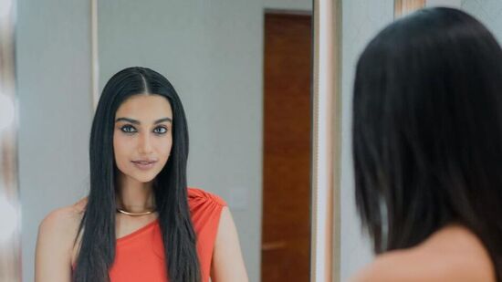 దుల్కర్ సల్మాన్కు జోడీగా మీనాక్షి చౌదరి హీరోయిన్గా నటించిన లక్కీ భాస్కర్ అక్టోబర్ 31న రిలీజ్ కాబోతోంది. దుల్కర్ సల్మాన్కు జోడీగా మీనాక్షి చౌదరి హీరోయిన్గా నటించిన లక్కీ భాస్కర్ అక్టోబర్ 31న రిలీజ్ కాబోతోంది. 