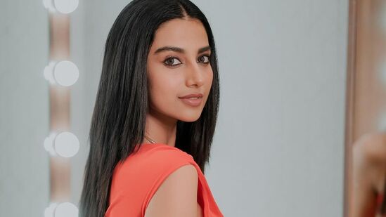 మెకానిక్ రాఖీ మూవీ ఫన్ కమర్షియల్ లవ్స్టోరీగా రూపొందింది. ఈ సినిమాలో మీనాక్షి చౌదరితో పాటు శ్రద్దా శ్రీనాథ్ మరో హీరోయిన్గా కనిపించబోతున్నది. మెకానిక్ రాఖీ మూవీ ఫన్ కమర్షియల్ లవ్స్టోరీగా రూపొందింది. ఈ సినిమాలో మీనాక్షి చౌదరితో పాటు శ్రద్దా శ్రీనాథ్ మరో హీరోయిన్గా కనిపించబోతున్నది. 