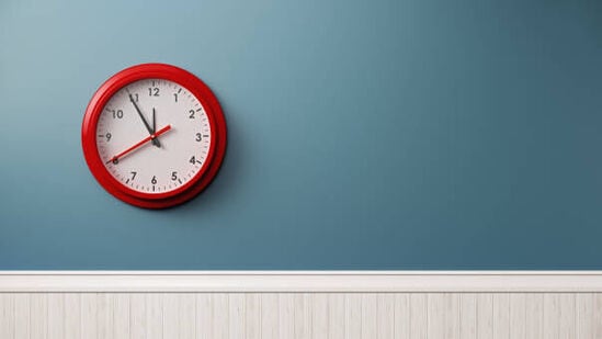 కొన్ని ఇళ్లలో ఆగిపోయిన గడియారం ఉంటుంది. గడియారం బ్యాటరీలతో కూడా పని చేయకపోతే, దానిని గోడపై వేలాడదీయకండి. అది ఇంటి పురోగతిని పాడు చేస్తుంది. కొన్ని ఇళ్లలో ఆగిపోయిన గడియారం ఉంటుంది. గడియారం బ్యాటరీలతో కూడా పని చేయకపోతే, దానిని గోడపై వేలాడదీయకండి. అది ఇంటి పురోగతిని పాడు చేస్తుంది.