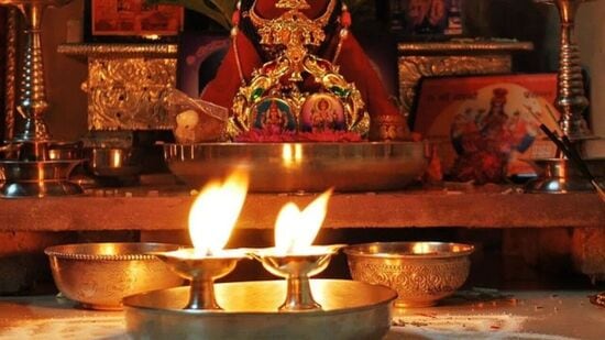 దీపావళి పండుగ లక్ష్మీ పూజ చేస్తుంటారు. అయితే ఈ సమయంలో ఇంటిని శుభ్రంగా ఉంచుకోవాలి. దీపాల అలంకరణ కోసం ఇల్లు శుభ్రంగా ఉండాలి. ఇంట్లో దుమ్ము ఉంటే, ఇంట్లో వస్తువులు ఉంటే లక్ష్మి రాదు అని నమ్మకం. దీపావళిలో లక్ష్మీ పూజకు ముందు ఇల్లు శుభ్రంగా ఉండాలి. ఇంట్లోని కొన్ని వస్తువులు బయట పడేయాలి. దీపావళి పండుగ లక్ష్మీ పూజ చేస్తుంటారు. అయితే ఈ సమయంలో ఇంటిని శుభ్రంగా ఉంచుకోవాలి. దీపాల అలంకరణ కోసం ఇల్లు శుభ్రంగా ఉండాలి. ఇంట్లో దుమ్ము ఉంటే, ఇంట్లో వస్తువులు ఉంటే లక్ష్మి రాదు అని నమ్మకం. దీపావళిలో లక్ష్మీ పూజకు ముందు ఇల్లు శుభ్రంగా ఉండాలి. ఇంట్లోని కొన్ని వస్తువులు బయట పడేయాలి.