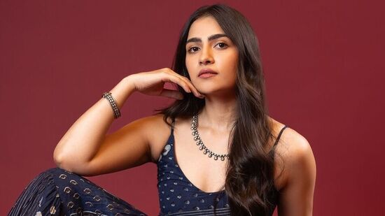 ఎన్టీఆర్‌, ప్ర‌శాంత్ నీల్ కాంబోలో తెర‌కెక్కుతోన్న సినిమాలో &nbsp;రుక్మిణి వ‌సంత్‌కు హీరోయిన్‌గా ఛాన్స్ ద‌క్కిన‌ట్లు ప్ర‌చారం జ‌రుగుతోంది.&nbsp;