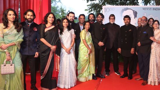 Chiranjeevi ANR Award: ఏఎన్నార్ నేషనల్ అవార్డు కార్యక్రమం సందర్భంగా అక్కినేని కుటుంబ సభ్యులతో మెగాస్టార్ చిరంజీవి, అమితాబ్ బచ్చన్. ఇందులో నాగ చైతన్య, శోభితా ధూళిపాళ్ల ప్రత్యేక ఆకర్షణగా నిలిచారు.