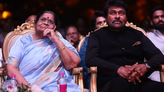 Chiranjeevi ANR Award: ఏఎన్నాఆర్ అవార్డు అందుకోవడానికి ముందు తల్లితో మెగాస్టార్ చిరంజీవి.