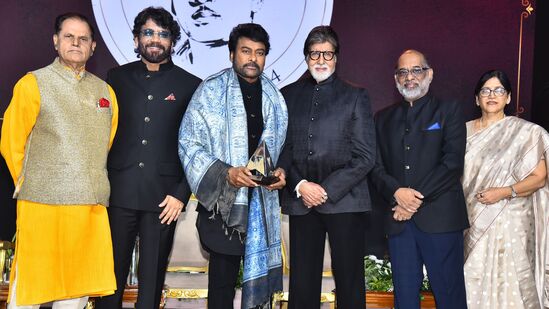 Chiranjeevi ANR Award: ఏఎన్నాఆర్ నేషనల్ అవార్డును అమితాబ్ బచ్చన్ చేతుల మీదుగా చిరంజీవి అందుకున్నాడు. ఈ కార్యక్రమానికి సుబ్బిరామి రెడ్డి కూడా వచ్చారు.