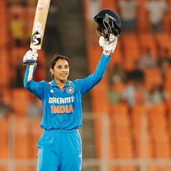 <p>న్యూజిలాండ్‍తో వన్డే సిరీస్‍ను టీమిండియా కైవసం చేసుకుంది. నేడు (అక్టోబర్ 29) అహ్మదాబాద్ వేదికగా జరిగిన మూడో వన్డేలో ఆరు వికెట్ల తేడాతో కివీస్‍పై టీమిండియా విజయం సాధించింది. 2-1తో హర్మన్‍ప్రీత్ కౌర్ సేన మూడు వన్డేల సిరీస్‍ను దక్కించుకుంది.</p>