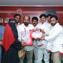 <p>విజయవాడ కార్పొరేషన్ 38వ డివిజన్‌ కుమ్మరిపాలెం వరద బాధితులకు జనసేన సొంతంగా నిత్యావసర వస్తువులను పంపిణీ చేశారు.&nbsp;</p>