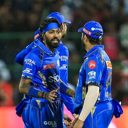 <p>ఒకవేళ ముంబయి ఇండియన్స్ రోహిత్ శర్మని రిటెన్ చేసుకోవాలనుకుంటే.. ధర నుంచి హార్దిక్ పాండ్యాతో సమానంగా చూడాల్సి వస్తుంది. అంటే.. హార్దిక్ పాండ్యాని రూ.18 కోట్లతో రిటెన్ చేసుకుంటే.. రోహిత్ శర్మకి కూడా అంతే చెల్లించాల్సి వస్తుంది. అప్పుడగానీ.. ఇద్దరి మధ్య ఇగో సమస్యలు రావు. ఐపీఎల్ 2024లో ఇద్దరూ కాస్త దూరం దూరంగా ఉన్నా.. &nbsp;టీ20 ప్రపంచకప్ ఫైనల్‌లో భారత్ గెలిచిన తర్వాత రోహిత్‌కు హార్దిక్‌పై కొంత అభిమానం పెరిగినట్లు కనిపిస్తోంది. కానీ.. టోర్నీ టైమ్‌లో సమస్యలు వచ్చే అవకాశాలూ ఉంటాయి.&nbsp;</p>