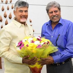 <p>భారత క్రికెట్ జట్టు మాజీ కెప్టెన్, గోల్ప్ టూర్ ఆప్ ఇండియా చైర్మ‌న్ కపిల్ దేవ్ , ఎసిఎ అధ్య‌క్షుడు ఎంపీ కేశినేని శివనాథ్ తో కలిసి ఉండవల్లిలో సీఎం చంద్రబాబును ఆయ‌న నివాసంలో మంగ‌ళ‌వారం కలిశారు. క‌పిల్ దేవ్ కి సీఎం చంద్ర‌బాబు సాద‌ర స్వాగ‌తం ప‌లికి శాలువాతో స‌త్క‌రించారు. అనంత‌రం రాష్ట్రంలో గోల్ఫ్ కోర్స్ క్ల‌బ్ ఏర్పాటుపై ప‌లు అంశాలు చ‌ర్చించుకున్నారు.</p>
