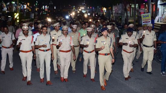 క్యాండిల్ ర్యాలీ  నిర్వహిస్తున్న పోలీసులు