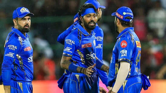 <p>ఒకవేళ ముంబయి ఇండియన్స్ రోహిత్ శర్మని రిటెన్ చేసుకోవాలనుకుంటే.. ధర నుంచి హార్దిక్ పాండ్యాతో సమానంగా చూడాల్సి వస్తుంది. అంటే.. హార్దిక్ పాండ్యాని రూ.18 కోట్లతో రిటెన్ చేసుకుంటే.. రోహిత్ శర్మకి కూడా అంతే చెల్లించాల్సి వస్తుంది. అప్పుడగానీ.. ఇద్దరి మధ్య ఇగో సమస్యలు రావు. ఐపీఎల్ 2024లో ఇద్దరూ కాస్త దూరం దూరంగా ఉన్నా.. &nbsp;టీ20 ప్రపంచకప్ ఫైనల్‌లో భారత్ గెలిచిన తర్వాత రోహిత్‌కు హార్దిక్‌పై కొంత అభిమానం పెరిగినట్లు కనిపిస్తోంది. కానీ.. టోర్నీ టైమ్‌లో సమస్యలు వచ్చే అవకాశాలూ ఉంటాయి.&nbsp;</p>
