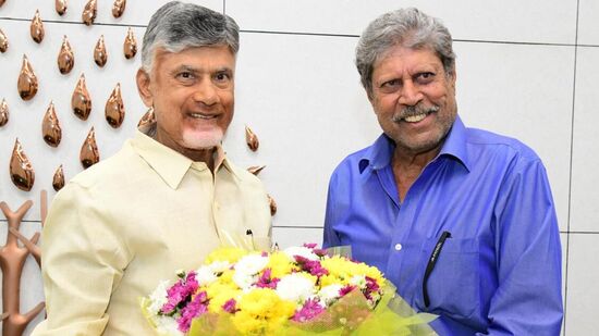 భారత క్రికెట్ జట్టు మాజీ కెప్టెన్, గోల్ప్ టూర్ ఆప్ ఇండియా చైర్మ‌న్ కపిల్ దేవ్ , ఎసిఎ అధ్య‌క్షుడు ఎంపీ కేశినేని శివనాథ్ తో కలిసి ఉండవల్లిలో సీఎం చంద్రబాబును ఆయ‌న నివాసంలో మంగ‌ళ‌వారం కలిశారు. క‌పిల్ దేవ్ కి సీఎం చంద్ర‌బాబు సాద‌ర స్వాగ‌తం ప‌లికి శాలువాతో స‌త్క‌రించారు. అనంత‌రం రాష్ట్రంలో గోల్ఫ్ కోర్స్ క్ల‌బ్ ఏర్పాటుపై ప‌లు అంశాలు చ‌ర్చించుకున్నారు.