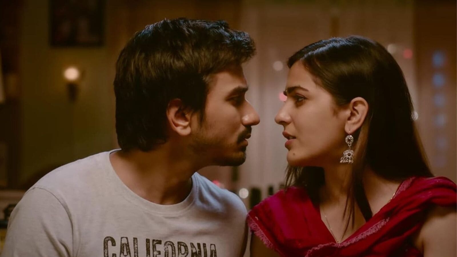 Roti Kapada Romance: అర్జున్ రెడ్డి సాంగ్ పెట్టవా ప్లీజ్.. ఫుల్లీ రొమాంటిక్‌గా రోటి కపడా రొమాన్స్ (వీడియో)