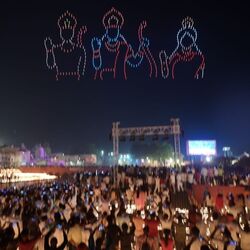 <p>ఆకాశంలో డ్రోన్ల ద్వారా సృష్టించిన రాముడు, సీత, లక్ష్మణుడు</p>