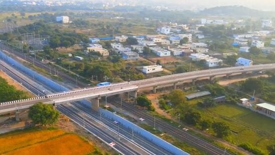 ఈ బైపాస్ నిర్మాణం అద్బుతంగా ఉందని ప్రయాణికులు చెబుతున్నారు. ఈ నిర్మాణాన్ని చూడటానికి త్రినగరి ప్రజలు వస్తున్నారు. ఒకేసారి పైనొక రైలు.. కిందకొ రైలు వెళ్తుంటే చూసి ఆశ్చర్యపోతున్నారు. ప్రస్తుతం ట్రైయల్ రన్ నిర్వహిస్తున్నారు. త్వరలోనే ఇది అందుబాటులోకి రానుంది.&nbsp;