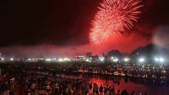 అయోధ్యలో దీపోత్సవం సందర్భంగా రామ్ కీ పేరి వద్ద బాణసంచా ప్రదర్శన
