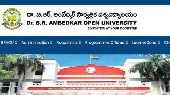 ఆన్ లైన్ అప్లికేషన్ ఫీజుతో పాటు ట్యూషన్‌ ఫీజును ఆన్‌లైన్‌ విధానంలో చెల్లించాల్సి ఉంటుంది. క్రెడిట్/డెబిట్ కార్డు ద్వారా ఏపీ, టీఎస్ ఆన్లైన్ సెంటర్ ల ఈ ప్రాసెస్ చేసుకోవచ్చు. ఆయా కోర్సులను బట్టి ఫీజులు ఉంటాయి. &nbsp;అధికారిక సైట్ లో ఆ వివరాలను కూడా పొందుపరిచారు. &nbsp;కేవలం హైదరాబాద్ పరిధిలోనే కాకుండా జిల్లాల్లోనూ స్టడీ సెంటర్లలో కూడా పేర్లు నమోదు చేసుకోవచ్చు. &nbsp;వివరాల కోసం వర్సిటీ హెల్ప్​లైన్ నెంబర్లు 7382929570, 7382929580, 7382929590 &amp; 7382929600 సంప్రదించవచ్చు,&nbsp;