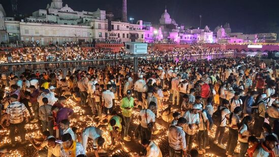 అయోధ్యలోని సరయూ నది ఒడ్డున 'హారతి' ఇస్తున్న భక్తులు