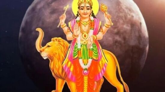 జాతకంలో బుధుడు సరైన స్థానంలో లేకపోతే, వ్యాపారంలో సమస్యలు తలెత్తవచ్చు, ఇది మాట, &nbsp;తెలివితేటలను కూడా ప్రభావితం చేస్తుంది. బుధ గ్రహం ప్రయోజనాలను పొందడానికి&nbsp;, మీరు స్నానపు నీటిలో బియ్యం, &nbsp;జాజికాయను కలిపి స్నానం చేయాలి. ఇది ప్రయోజనకరమైన ఫలితాలను ఇస్తుంది. బుధుడికి సంబంధించిన సమస్యలను కూడా పరిష్కరిస్తుంది.