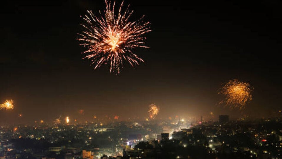 Hyderabad Diwali : హైదరాబాద్ వాసులకు అలర్ట్.. రాత్రి 10 గంటల వరకే టపాసులు పేల్చడానికి అనుమతి