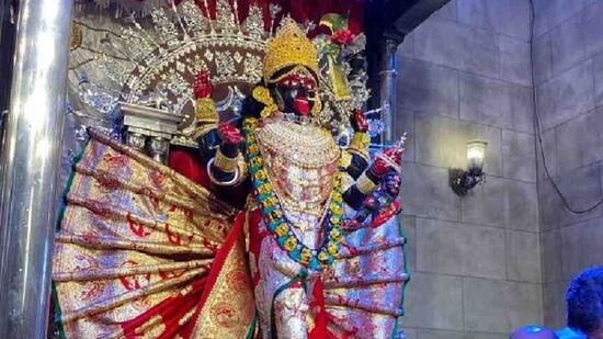 దక్షిణేశ్వర్ లో కాళీ పూజ జరుగుతుంది. అన్ని ఆచారాల ప్రకారమే అమ్మవారి ఆరాధన జరుగుతోంది. &nbsp;&nbsp;