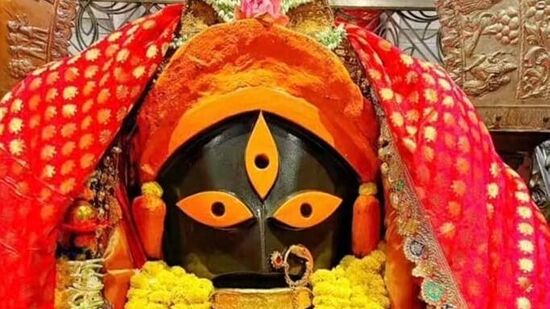 కాళీఘాట్ కూడా ఈ రోజున అమ్మవారిని భక్తిశ్రద్ధలతో పూజిస్తుంది. ఇప్పుడు కాళీక్షేత్రంలో వేలాది మంది భక్తులు తరలివస్తున్నారు. &nbsp;