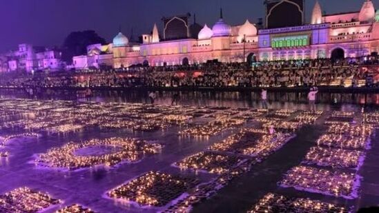 రామ్ లల్లా రాకతో ఈ ఏడాది అయోధ్యలో దీపావళి వేడుకలు ఘనంగా జరుగుతున్నాయి. సరయూ నది ఒడ్డున లక్షలాది దీపాలు వెలిగించి ఈ పండుగను జరుపుకుంటారు. &nbsp;