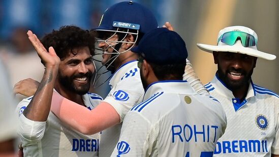 Ind vs NZ 3rd Test Day 1: స్పిన్నర్ రవీంద్ర జడేజా తన టెస్టు కెరీర్లో 14వసారి ఒక ఇన్నింగ్స్ లో ఐదు, అంతకంటే ఎక్కువ వికెట్లు తీసుకున్నాడు. అతడు మొత్తం 22 ఓవర్లు వేసి 65 రన్స్ ఇచ్చి ఐదు వికెట్లు తీశాడు.