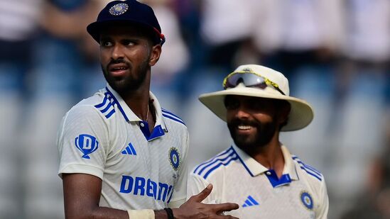 Ind vs NZ 3rd Test Day 1: న్యూజిలాండ్ తో జరుగుతున్న మూడో టెస్టు తొలి రోజే టీమిండియా స్పిన్నర్లు పండగ చేసుకున్నారు. అశ్విన్ కు ఒక్క వికెట్ పడకపోయినా.. జడేజా 5, సుందర్ 4 వికెట్లు తీసుకున్నారు. దీంతో న్యూజిలాండ్ 235 పరుగులకే కుప్పకూలింది.