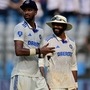 <p>Ind vs NZ 3rd Test Day 1: న్యూజిలాండ్ తో జరుగుతున్న మూడో టెస్టు తొలి రోజే టీమిండియా స్పిన్నర్లు పండగ చేసుకున్నారు. అశ్విన్ కు ఒక్క వికెట్ పడకపోయినా.. జడేజా 5, సుందర్ 4 వికెట్లు తీసుకున్నారు. దీంతో న్యూజిలాండ్ 235 పరుగులకే కుప్పకూలింది.</p>