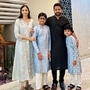 యంగ్ టైగర్ జూనియర్ ఎన్టీఆర్ ఇలా తన భార్యాపిల్లలతో కలిసి ఇంట్లోనే దీపావళి వేడుకలు జరుపుకున్నారు. ఇందులో ట్రెడిషనల్గా కనిపించారు తారక్ కుటుంబం. <p>యంగ్ టైగర్ జూనియర్ ఎన్టీఆర్ ఇలా తన భార్యాపిల్లలతో కలిసి ఇంట్లోనే దీపావళి వేడుకలు జరుపుకున్నారు. ఇందులో ట్రెడిషనల్గా కనిపించారు తారక్ కుటుంబం.</p>