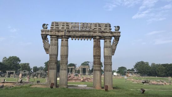 వరంగల్‌ను తెలంగాణ రాష్ట్రానికి రెండో రాజధానిగా అభివృద్ధి చేస్తామని.. మంత్రి పొంగులేటి శ్రీనివాస్ రెడ్డి ప్రకటించారు. వరంగల్‌లో భద్రకాళి అమ్మవారిని దర్శించుకున్న అనంతరం ఆయన కీలక వ్యాఖ్యలు చేశారు.