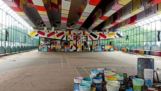 రోడ్ల మధ్యలో ఇలాంటివి ఉంటే.. వాహనదారులు ఇంట్రెస్ట్ డైవర్ట్ అవుతుందని.. దీంతో ప్రమాదాలు జరుగుతాయని నిపుణులు ఆందోళన వ్యక్తం చేస్తున్నారు. రోడ్ల మధ్యలో ఇలాంటివి ఉంటే.. వాహనదారులు ఇంట్రెస్ట్ డైవర్ట్ అవుతుందని.. దీంతో ప్రమాదాలు జరుగుతాయని నిపుణులు ఆందోళన వ్యక్తం చేస్తున్నారు.