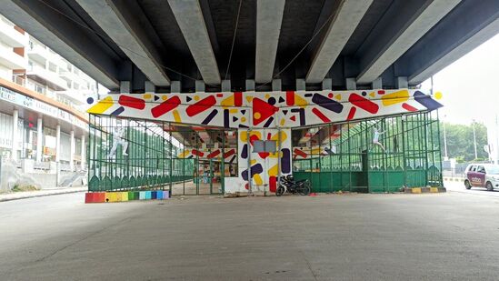 గ్రేటర్ హైదరాబాద్ మునిసిపల్ కార్పొరేషన్ వినూత్న ఆలోచన చేసింది. కేపీహెచ్బీ ఫ్లైఓవర్ కింద.. నగరంలో మొట్టమొదటి సారిగా క్రీడా రంగాన్ని ఏర్పాటు చేసింది. 12,000 చదరపు అడుగుల విస్తీర్ణంలో.. బాస్కెట్బాల్, స్కేటింగ్, బ్యాడ్మింటన్, క్రికెట్తో సహా వివిధ క్రీడలు ఆడేలా ప్రాంగణాన్ని సిద్ధం చేస్తోంది. గ్రేటర్ హైదరాబాద్ మునిసిపల్ కార్పొరేషన్ వినూత్న ఆలోచన చేసింది. కేపీహెచ్బీ ఫ్లైఓవర్ కింద.. నగరంలో మొట్టమొదటి సారిగా క్రీడా రంగాన్ని ఏర్పాటు చేసింది. 12,000 చదరపు అడుగుల విస్తీర్ణంలో.. బాస్కెట్బాల్, స్కేటింగ్, బ్యాడ్మింటన్, క్రికెట్తో సహా వివిధ క్రీడలు ఆడేలా ప్రాంగణాన్ని సిద్ధం చేస్తోంది.