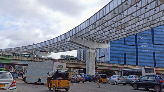 నగరంలో ఉన్న ఫ్లైఓవర్లను ప్రజల ప్రాణాలకు హాని కలిగించని కార్యకలాపాలకు వినియోగించాలని అర్బన్ ప్లానర్లు చెబుతున్నారు. ఏదైనా నిర్మాణ వైఫల్యం కారణంగా ఫ్లైఓవర్ కూలిపోతే.. దానికింద ఉండే క్రీడాకారుల ప్రాణాలు ఉంటాయా అని ప్రశ్నిస్తున్నారు. నగరంలో ఉన్న ఫ్లైఓవర్లను ప్రజల ప్రాణాలకు హాని కలిగించని కార్యకలాపాలకు వినియోగించాలని అర్బన్ ప్లానర్లు చెబుతున్నారు. ఏదైనా నిర్మాణ వైఫల్యం కారణంగా ఫ్లైఓవర్ కూలిపోతే.. దానికింద ఉండే క్రీడాకారుల ప్రాణాలు ఉంటాయా అని ప్రశ్నిస్తున్నారు. 