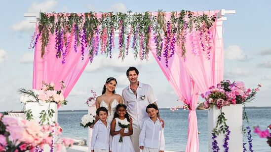 Sunny Leone Wedding: మళ్లీ పెళ్లి చేసుకున్న అమ్మానాన్నలతో ముగ్గురు పిల్లలు ఇలా పోజులిచ్చారు.