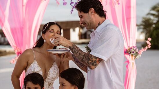 Sunny Leone Wedding: ఈ ఇద్దరూ 13 ఏళ్ల కిందట పెళ్లి చేసుకోగా.. ఇప్పుడు మాల్దీవ్స్ లో మరోసారి పెళ్లి ప్రమాణాలు చేసుకోవడం విశేషం.