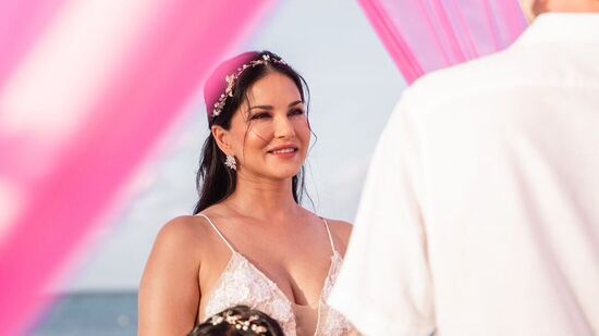 Sunny Leone Wedding: తమ ముగ్గురు పిల్లలు నిషా, నోవా, ఆషెర్ వెంట రాగా వీళ్లు మరోసారి పెళ్లితో ఒక్కటయ్యారు.