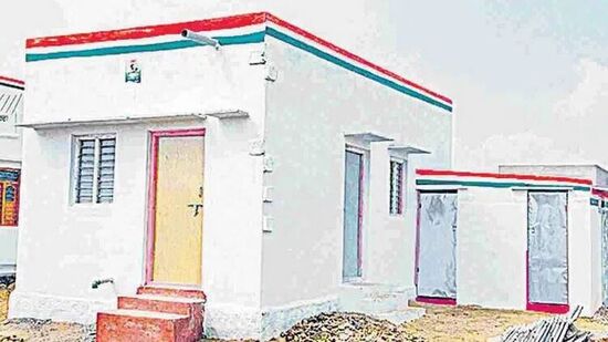 రేషన్‌ కార్డు లేకపోయినా మొదటి విడతలో పేదలకు ఇందిరమ్మ ఇళ్లు మంజూరు చేయాలని ప్రభుత్వం నిర్ణయించినట్లు.. గృహ నిర్మాణ శాఖ మంత్రి పొంగులేటి శ్రీనివాస్ రెడ్డి స్పష్టం చేశారు.&nbsp;