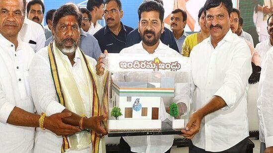 మొదటి విడతలో పేదలు, నిరుపేదల విభాగాలుగా పరిశీలించి ఇళ్లు మంజూరు చేయాలని నిర్ణయించామని మంత్రి పొంగులేటి వివరించారు.&nbsp;
