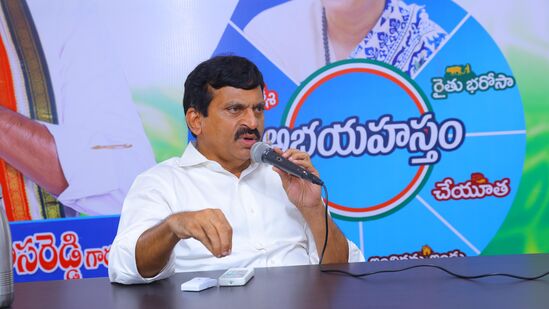 తెలంగాణలో త్వరలోనే రేషన్‌ కార్డుల జారీ ప్రక్రియ ప్రారంభమవుతుందని రెవెన్యూ మంత్రి పొంగులేటి వెల్లడించారు. గ్రామాల్లో వృద్ధాప్య, వితంతువులు, దివ్యాంగులు తదితర పింఛనుకు అర్హులను గుర్తించాలని అధికారులకు సూచించారు.&nbsp;