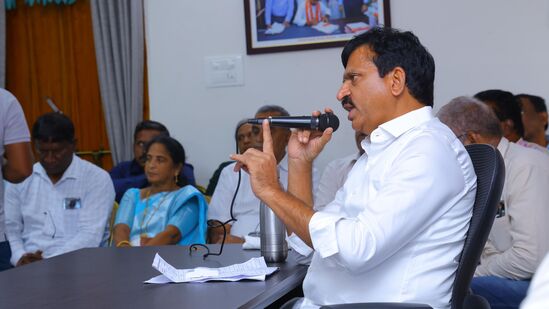 పంచాయతీ కార్యదర్శులు స్థానికంగానే నివాసం ఉండాలని మంత్రి పొంగులేటి స్పష్టం చేశారు. విధుల్లో నిర్లక్ష్యం వహించే వారిపై వేటు వేయాలని అధికారులను ఆదేశించారు.