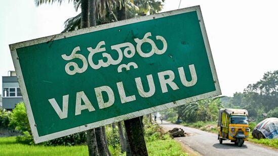 ఆంధ్రప్రదేశ్‌లోని పశ్చిమ గోదావరి జిల్లాలోని వడ్లూరు గ్రామానికి చెందిన చిలుకూరి ఉషా తల్లిదండ్రులు &nbsp;చాలా కాలం క్రితమే అమెరికాలో స్థిరపడ్డారు. ఉషా అమెరికాకు చెందిన జేడీ వాన్స్‌ను వివాహం చేసుకున్నారు. తాజా ఎన్నికల్లో ఆయన రిపబ్లికన్ పార్టీ తరపున ఉపాధ్యక్ష బరిలో ఉన్నారు.&nbsp;
