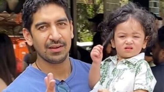 రాహాను దర్శకుడు అయాన్ ముఖర్జీ ఓసారి బయటికి తీసుకొచ్చారు. అయితే, కెమెరాల వల్ల రాహా ఇబ్బందిపడుతున్నట్టు చిరాకుగా ఎక్స్‌ప్రెషన్ ఇచ్చారు.&nbsp;