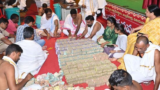 Indrakeeladri Income: ఇంద్రకీలాద్రి హుండీ ఆదాయం రెండు వారాలకు రూ.2.83కోట్లు, 431గ్రాముల బంగారం