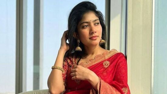 అమరన్ సినిమా సూపర్ హిట్‌గా నిలవడంతో సాయి పల్లవి క్రేజ్ సౌత్‌లో మరింత పెరిగింది. సినిమా పంక్షన్లకి చాలా పద్ధతిగా వచ్చే హీరోయిన్స్‌లో సాయి పల్లవి ముందు వరుసలో ఉంటుంది.&nbsp;