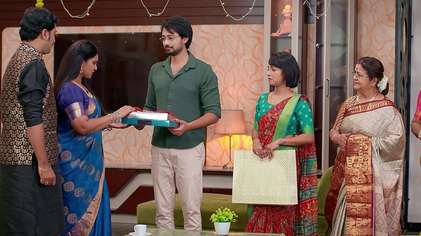 Brahmamudi November 7th Episode: త‌ల్లిదండ్రుల‌కు క‌ళ్యాణ్ గిఫ్ట్ -ధాన్య‌ల‌క్ష్మి ఎమోష‌న‌ల్ -కావ్య‌కు బోన‌స్ ఇచ్చిన రాజ్