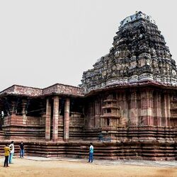 <p>ములుగు జిల్లా వెంకటాపూర్‌ మండలం పాలంపేటలో కాకతీయులు నిర్మించిన రామప్ప రామలింగేశ్వర ఆలయం ఉంది. ఇది ఒక అద్భుత కట్టడంగా ప్రపంచ ప్రఖ్యాతి పొంది యునెస్కో గుర్తింపు కూడా తెచ్చుకుంది.&nbsp;</p>