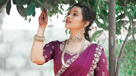 మాన‌స మ‌నోహ‌ర్ భ‌ర్త ప్రీత‌మ్‌ చంద్ర ఫుట్‌బాల్ ప్లేయ‌ర్ అని స‌మాచారం.&nbsp;